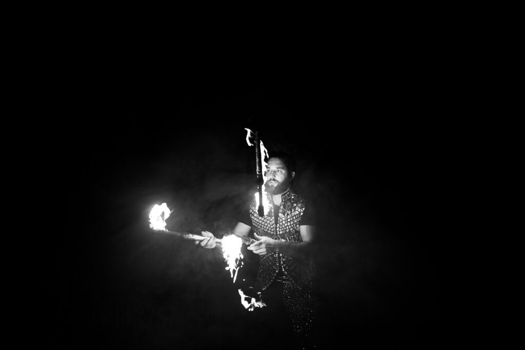 Numéro de jonglage avec des flammes sur la piste du cirque Perarnaud.