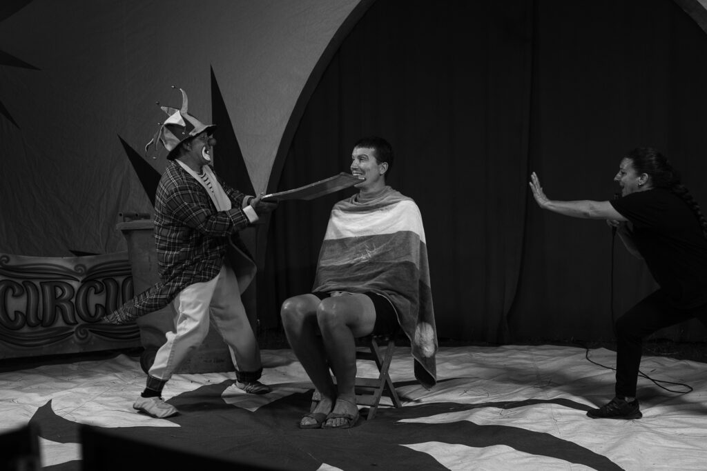 Numéro de clown amusant sur la piste du cirque Perarnaud.