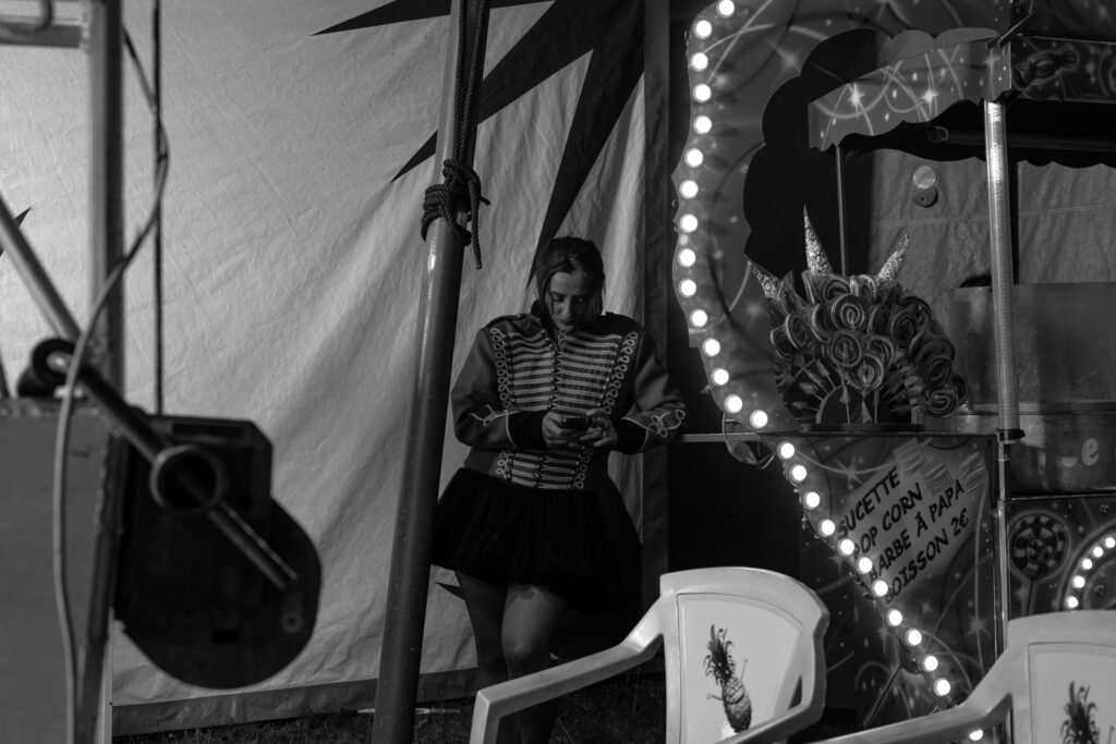 Coulisses du cirque Perarnaud à Montclar.